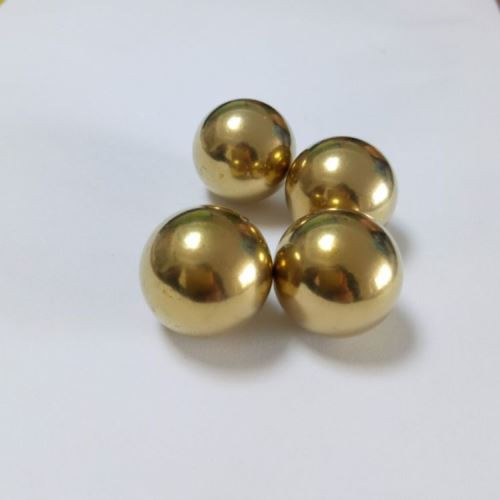 Pevná mosadzná guľa